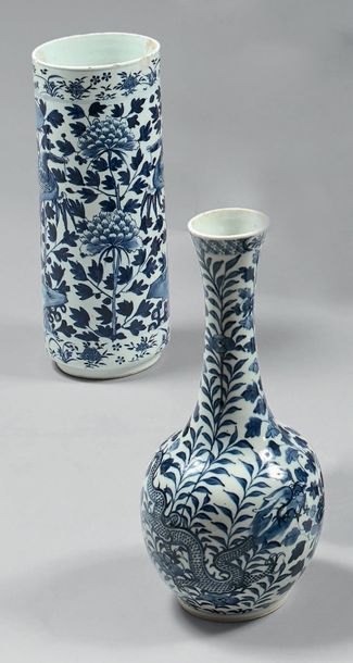 CHINE - XIXème siècle
Deux vases en porcelaine...