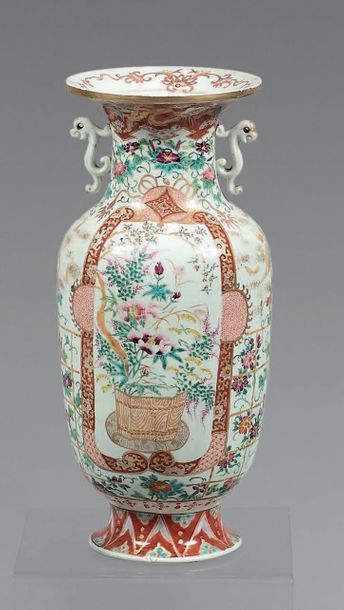 JAPON, Fours de Kutani - XXème siècle
Vase...