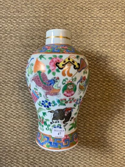 CHINE, Canton - XXème siècle
Petit vase balustre...