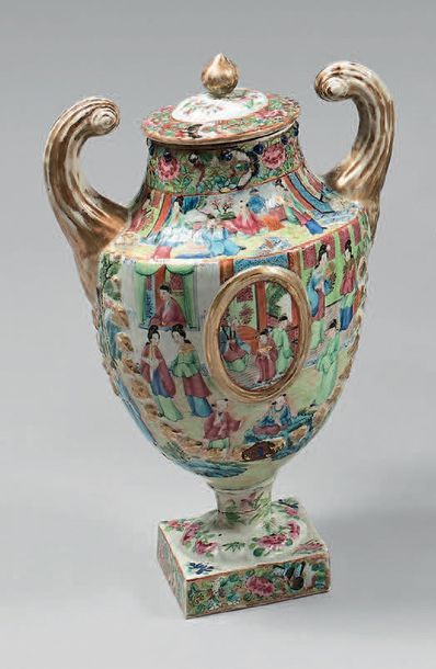 CHINE, Canton - XIXème siècle
Vase couvert...