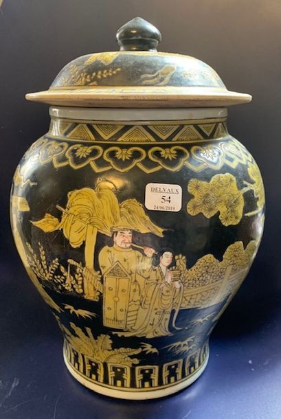 CHINE - XXème siècle
Potiche en porcelaine...