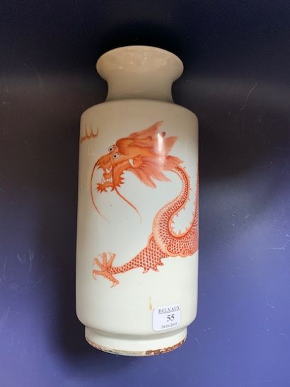 CHINE - Vers 1900
Petit vase rouleau en porcelaine...