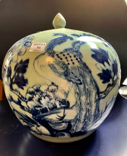 CHINE - Vers 1900
Pot à gingembre en porcelaine...