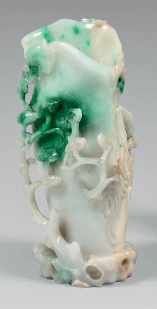 CHINE - Vers 1900
Vase en jadéite vert pomme...