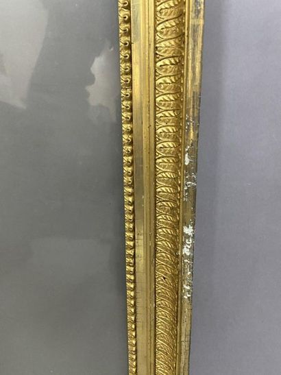 Cadre en bois et pâte doré à décor de palmettes

Epoque...