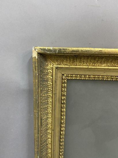 Cadre en bois et pâte doré à décor de palmettes

Epoque...