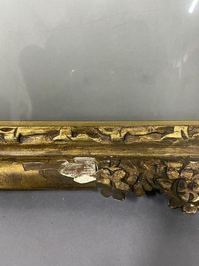 Cadre en chêne sculpté et doré à décor de...