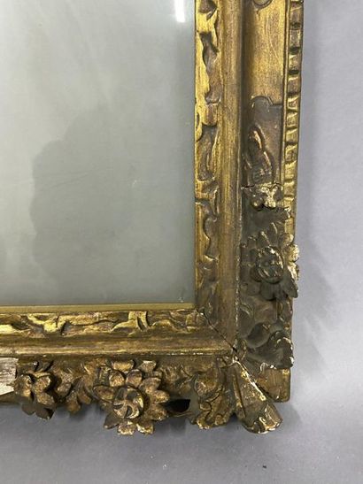 Cadre en chêne sculpté et doré à décor de...
