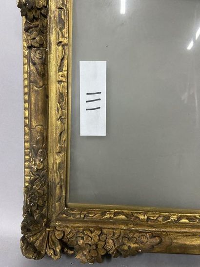 Cadre en chêne sculpté et doré à décor de...