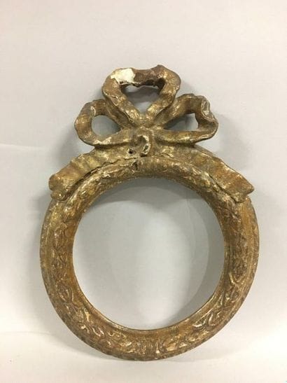 Cadre tondo monoxyle en bois tourné et sculpté,...