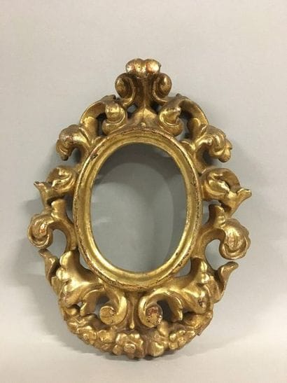 Cadre ovale monoxyle en bois sculpté et doré...