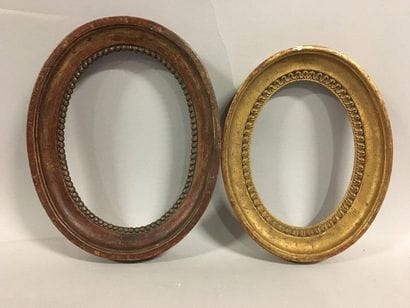 Deux cadres ovales monoxyles en bois sculpté...