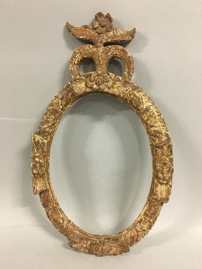 Cadre ovale en bois sculpté et anciennement...