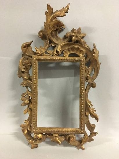 Cadre monoxyle en bois sculpté et doré à...