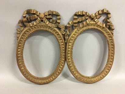 Paire de cadres ovales en bois sculpté et...