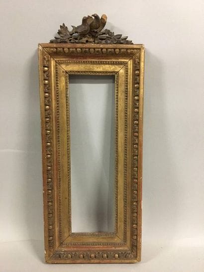 Cadre en chêne sculpté et redoré à décor...