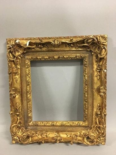 Cadre en bois sculpté et doré à décor de...
