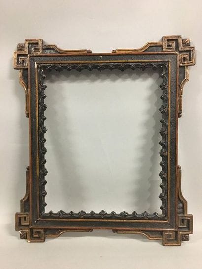 Cadre en bois et stuc doré et noirci à décor...