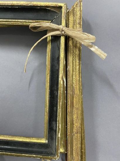 Lot de quatre baguettes en bois mouluré et...