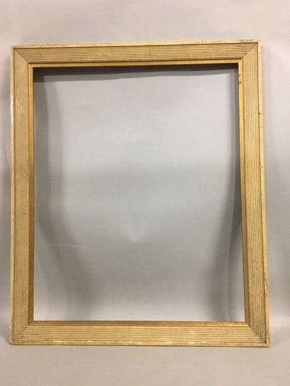Baguette en bois mouluré, patiné blanc et...