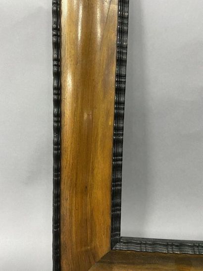 Cadre dit ''à doucine'' en bois et placage...