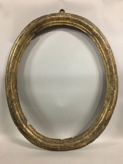 Oval frame in moulded wood and gilded with...