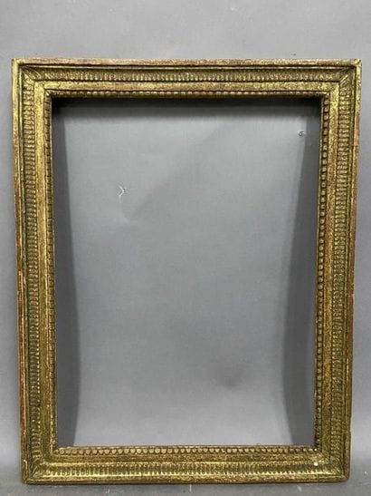 Baguette en bois, sculpté et doré, à décor...