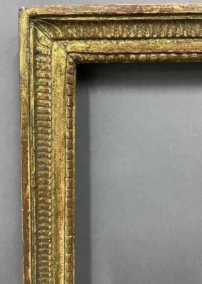 Baguette en bois, sculpté et doré, à décor...