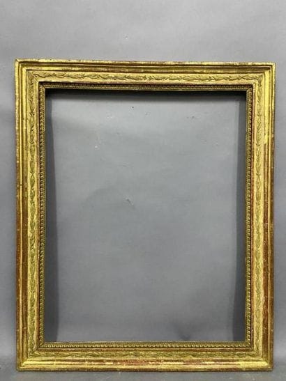 Cadre en bois et pâte doré à décor de frises...