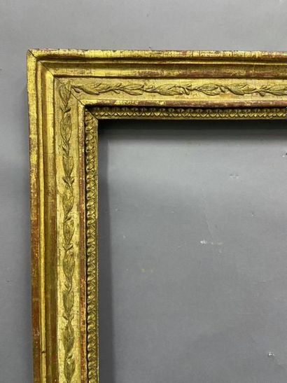 Cadre en bois et pâte doré à décor de frises...