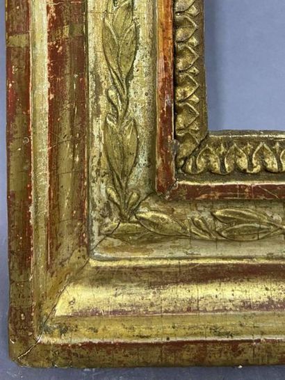 Cadre en bois et pâte doré à décor de frises...
