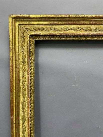 Cadre en bois et pâte doré à décor de frises...