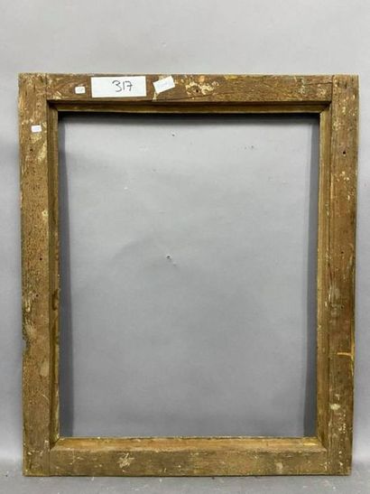 Cadre en bois et pâte doré à décor de frises...