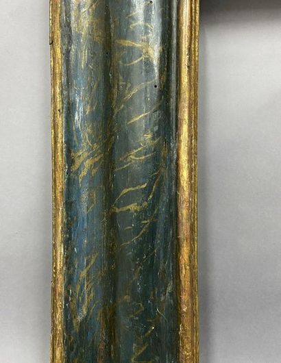 Cadre en bois mouluré doré et rechampi bleu...