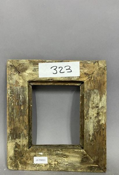 Cadre en bois, sculpté et doré à profil renversé...