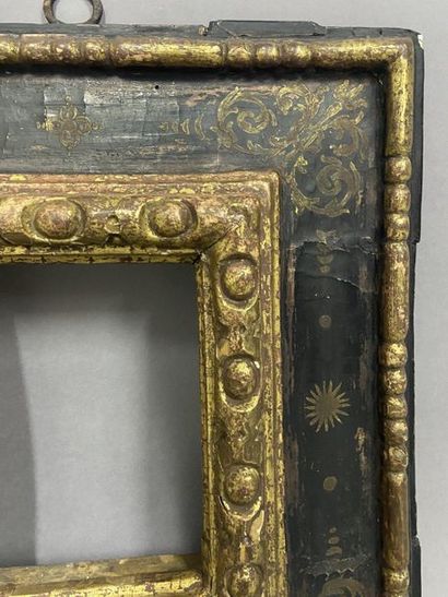 Cadre en bois mouluré et doré dit ''à cassetta''...