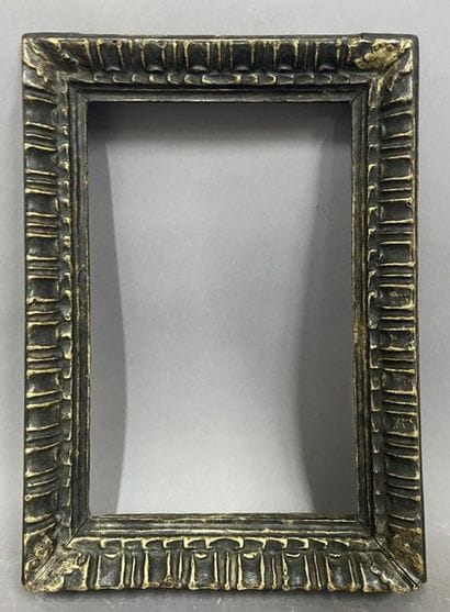 Cadre en bois sculpté et anciennement argenté...