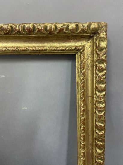 Cadre en bois sculpté et doré à décor de...