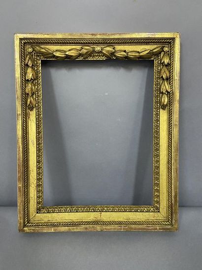Cadre en bois, sculpté et doré, à décor de...