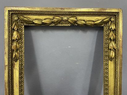 Cadre en bois, sculpté et doré, à décor de...