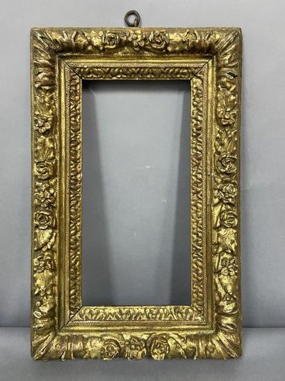 Cadre en bois sculpté et doré à décor de...