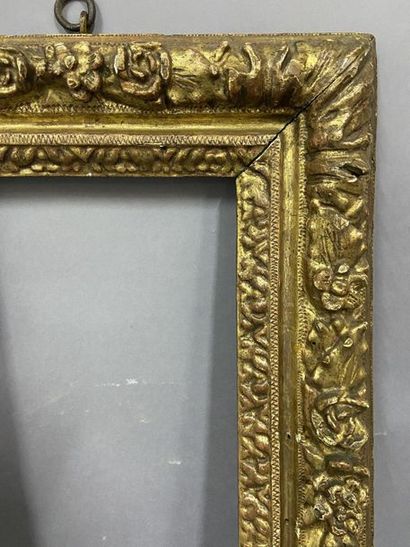 Cadre en bois sculpté et doré à décor de...