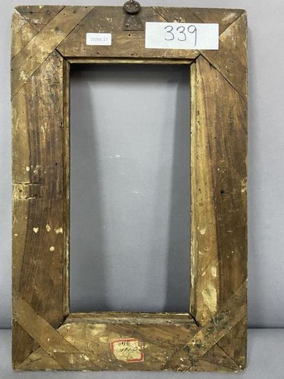 Cadre en bois sculpté et doré à décor de...