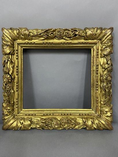 Cadre en bois, sculpté et doré à décor de...