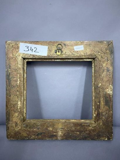 Cadre en bois, sculpté et doré à décor de...