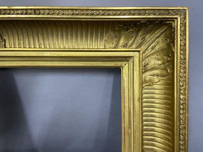 Cadre en bois et stuc doré dit ''à canaux''...