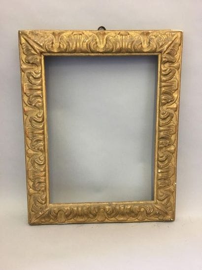 *Cadre en bois sculpté et redoré à profil...