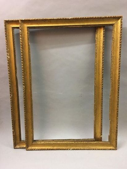 *Paire de baguettes en bois sculpté et doré...