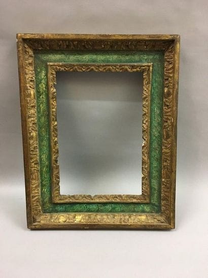 *Cadre en bois sculpté doré et rechampi vert...