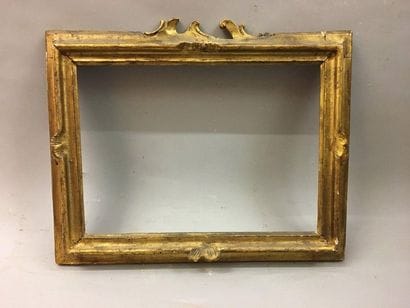 *Cadre en sapin sculpté et doré à profil...